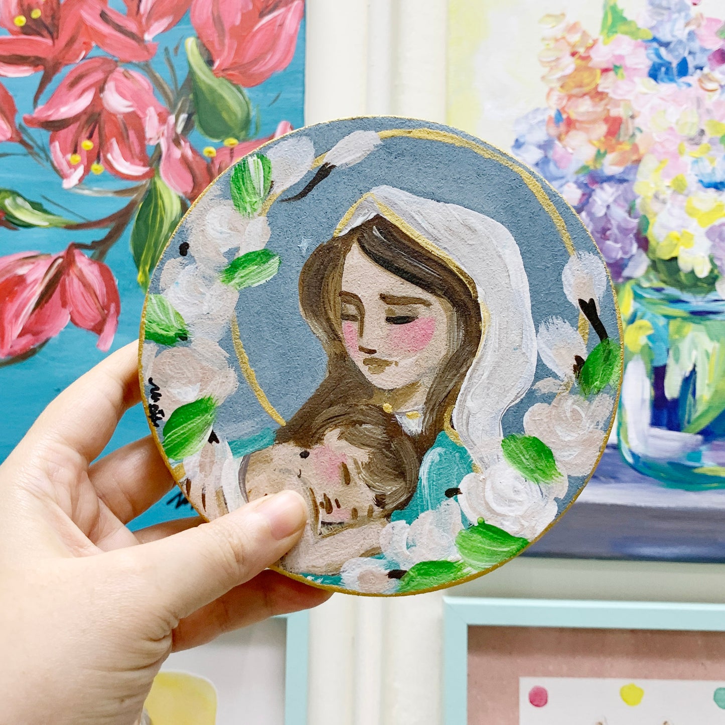 Virgen de La Alegría Aplique de Pared - Maria Mirame