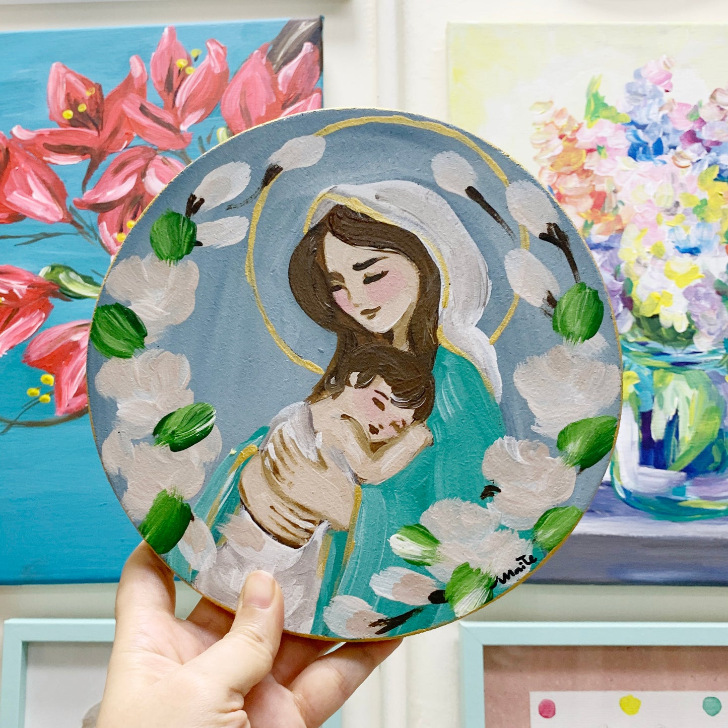 Virgen de La Alegría Aplique de Pared - Maria Mirame