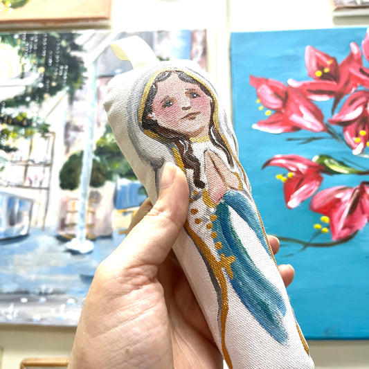 Virgen de Lourdes - Sonajero Pintado a Mano