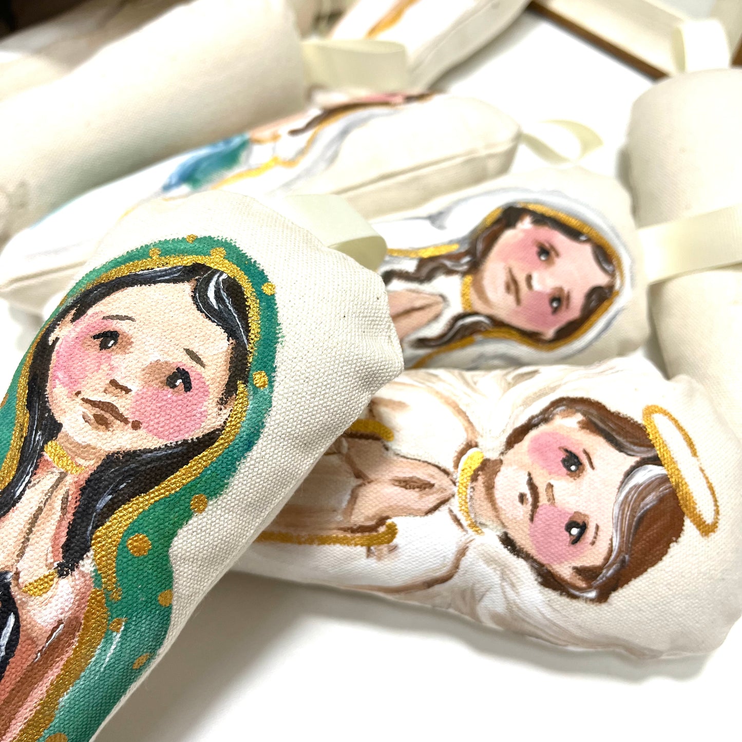 Virgen de Lourdes - Sonajero Pintado a Mano