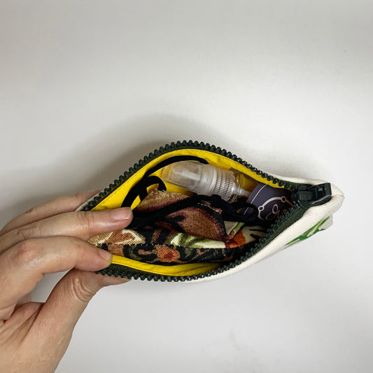 Caja de Regalo Stay Safe Kit : Mascarilla Anatomica + Cartuchera + Alcohol