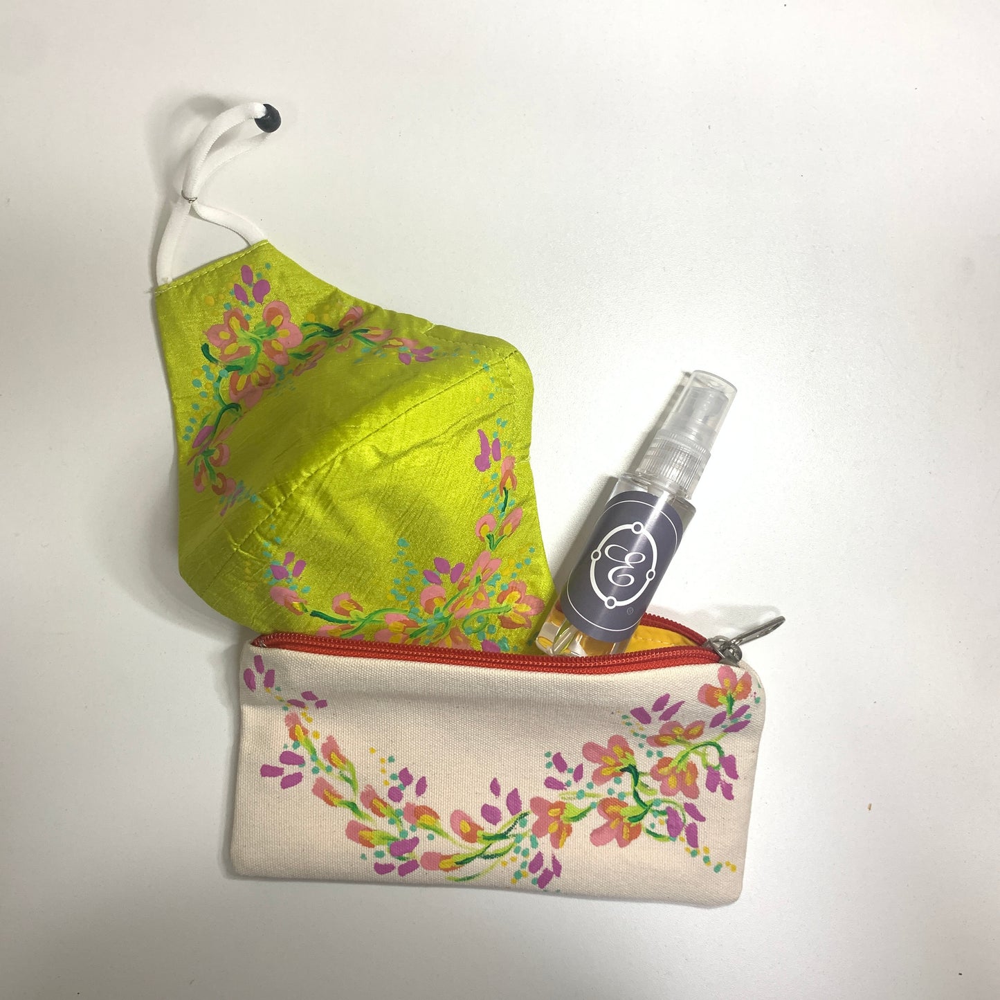 Cajita de Regalo Stay Safe Kit : Mascarilla Anatómica + Cartuchera + Alcohol