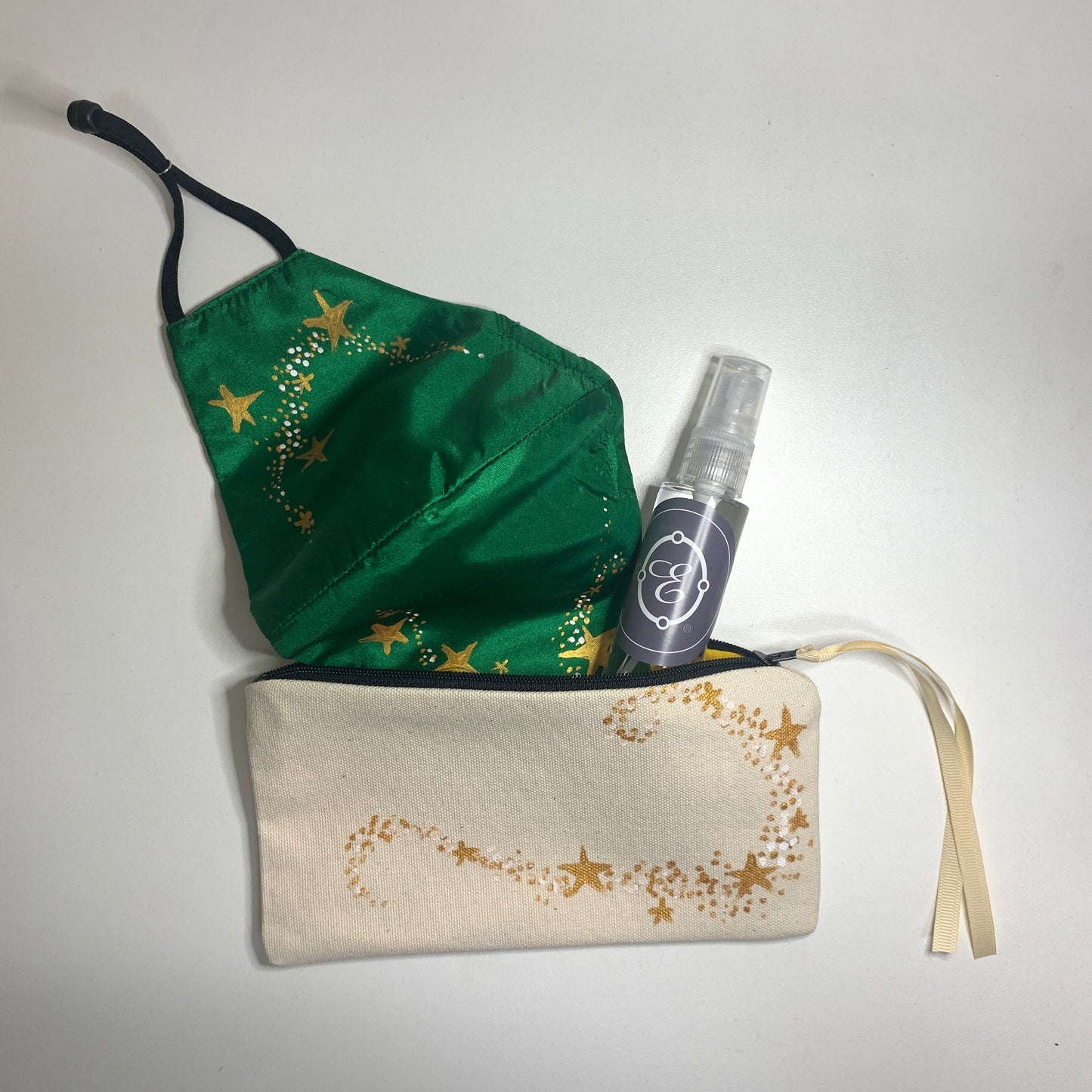 Cajita de Regalo: Stay Safe Kit - Mascarilla + Cartuchera + Alcohol