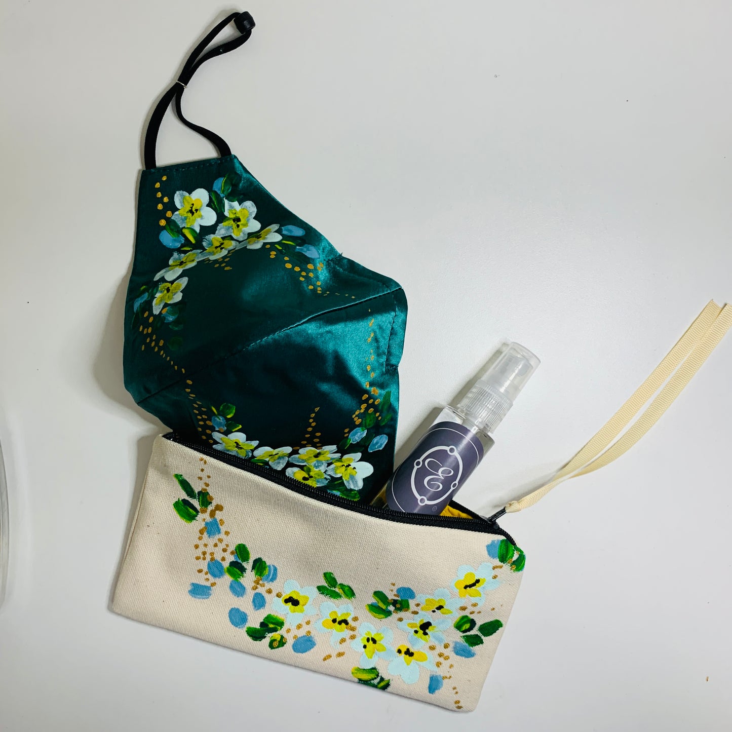 Cajita de Regalo Stay Safe Kit : Mascarilla Anatómica + Cartuchera + Alcohol
