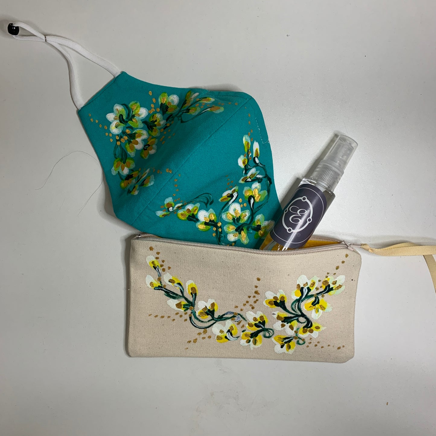 Cajita de Regalo Stay Safe Kit : Mascarilla Anatómica + Cartuchera + Alcohol