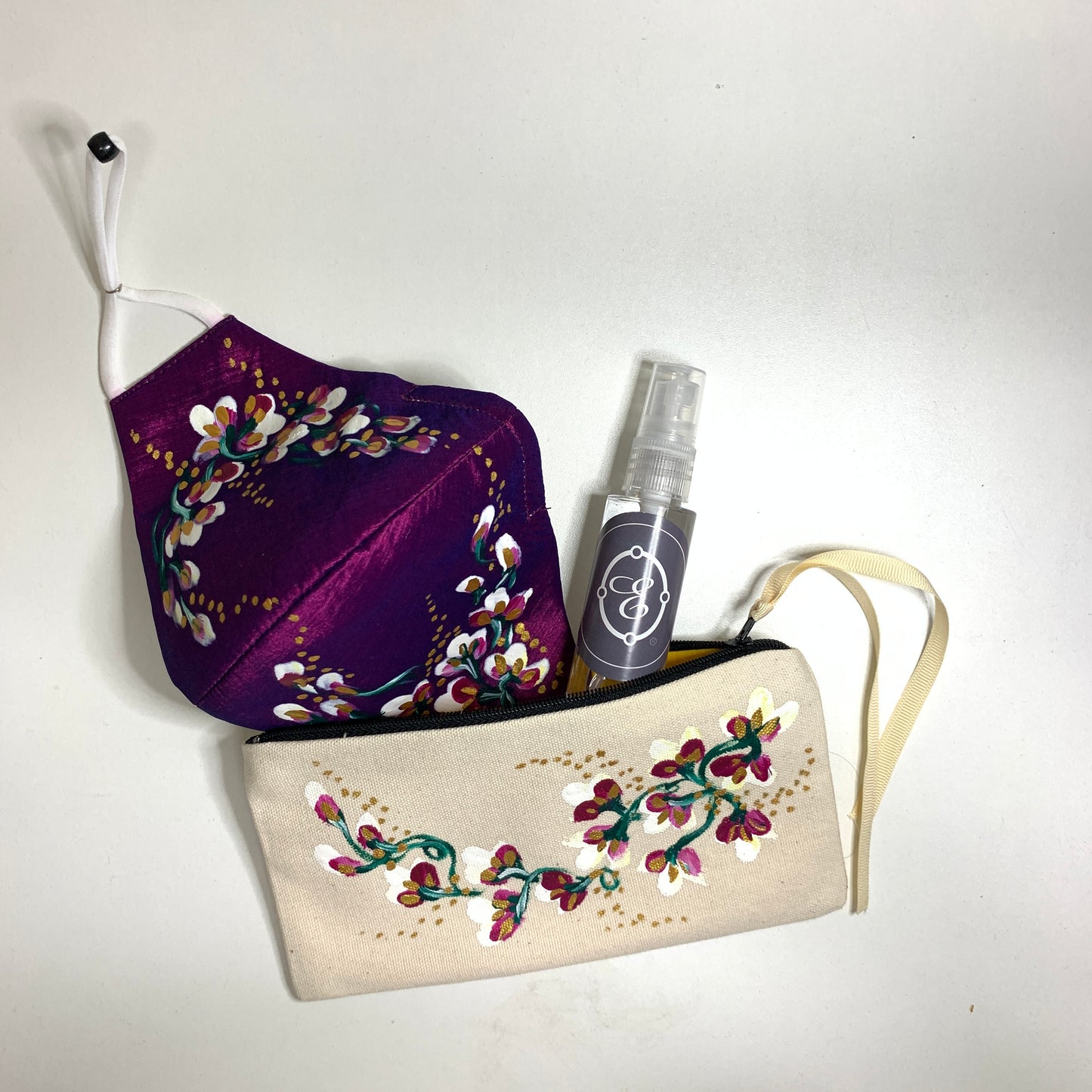 Cajita de Regalo Stay Safe Kit : Mascarilla Anatómica + Cartuchera + Alcohol