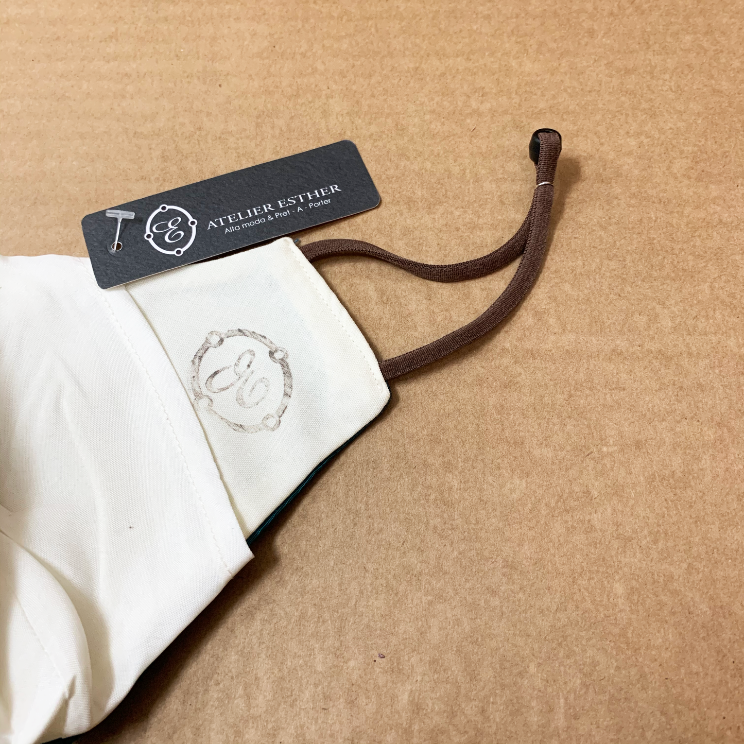 Cajita de Regalo: Stay Safe Kit - Mascarilla + Cartuchera + Alcohol